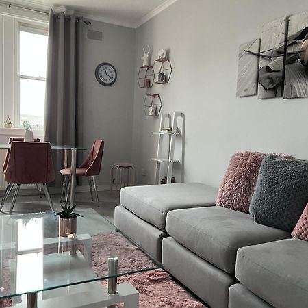 Captivating 2-Bed Apartment In 커콜디 외부 사진
